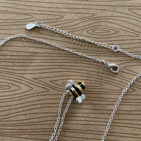 Bzzzz!🐝 Sweet bumble bee slide pendant in two tone. Measures 17 1/2 or 19 1/2. - Picture 4 of 6